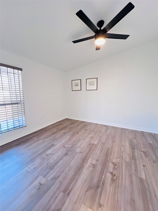 2110 Wilcrest Dr in Houston, TX - Building Photo