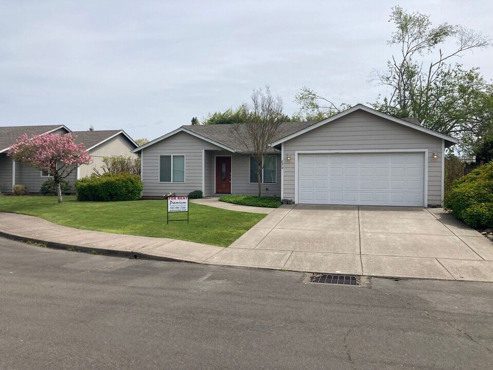 636 Blair Ct NE in Salem, OR - Building Photo