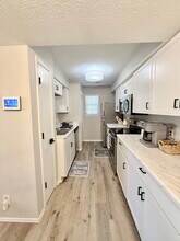 9031 S Delaware Ave, Unit 704 in Tulsa, OK - Foto de edificio - Building Photo