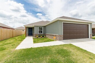4703 W Hoover Loop in Fayetteville, AR - Building Photo - Building Photo