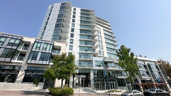 1342 Johnston Rd in White Rock, BC - Building Photo