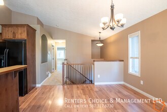 Family Home on Silkstone with AC and Driveway Parking in Lethbridge, AB - Building Photo - Building Photo