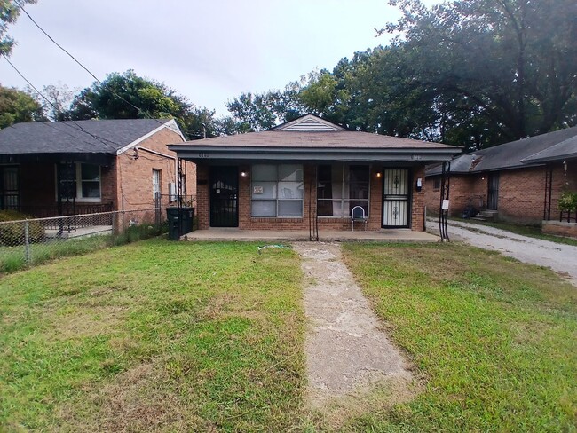 property at 1590 Oakwood St