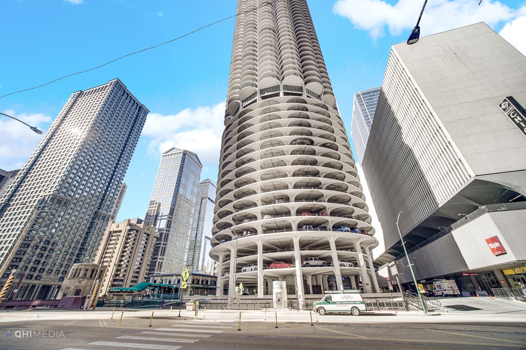 300 N State St in Chicago, IL - Building Photo