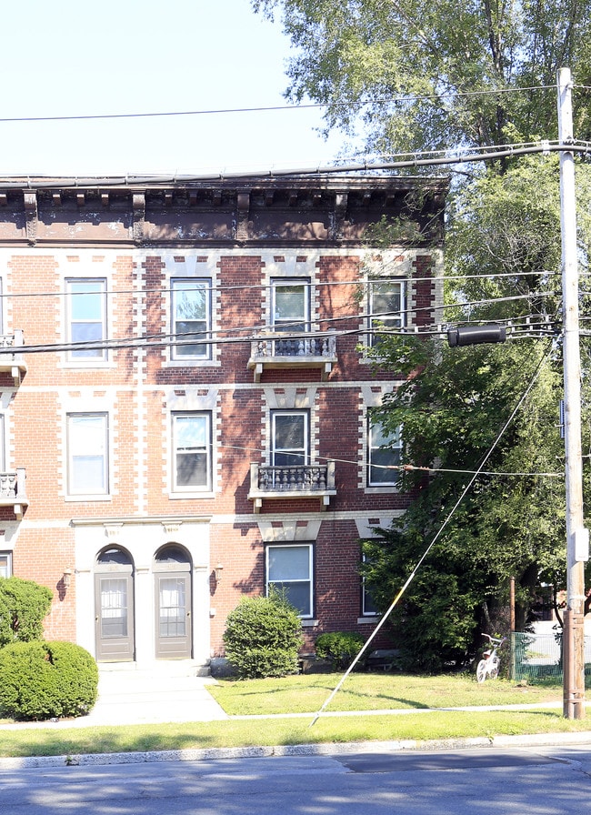 817-819 Mamaroneck Ave in Mamaroneck, NY - Foto de edificio - Building Photo