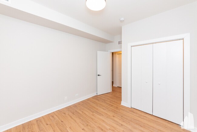 665 W Wrightwood Ave, Unit 640 in Chicago, IL - Building Photo - Building Photo