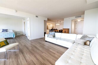 2000 Towerside Terrace, Unit 1910 in Miami, FL - Foto de edificio - Building Photo