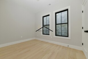 221 Paris St, Unit #1 in Boston, MA - Building Photo - Building Photo