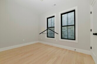 221 Paris St in Boston, MA - Foto de edificio - Building Photo