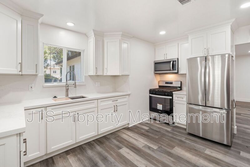 3041 San Carlos Wy in Sacramento, CA - Building Photo