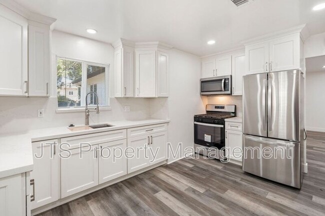 3041 San Carlos Wy in Sacramento, CA - Building Photo - Building Photo