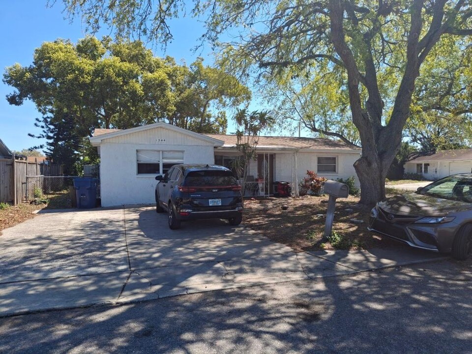 1344 Wickham Ln in Holiday, FL - Foto de edificio