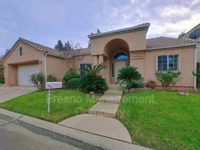 1071 E Manhattan Ave in Fresno, CA - Building Photo - Building Photo