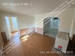 1007 Jackson St NW in Grand Rapids, MI - Building Photo - Building Photo