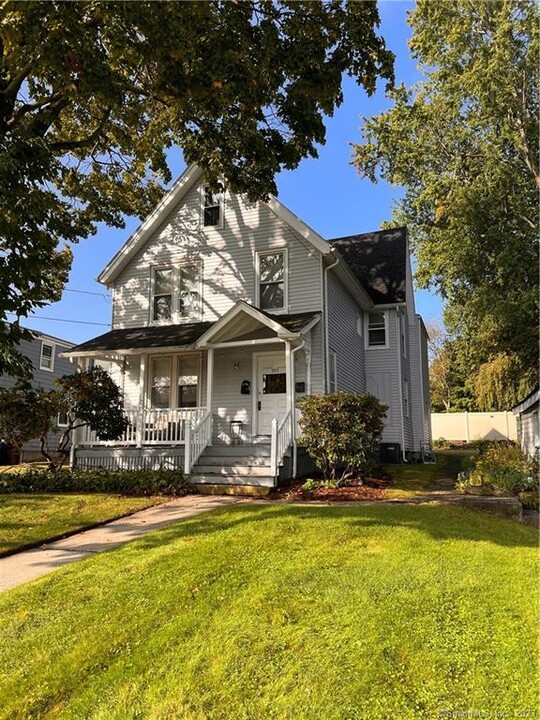 303 Quaker Ln S in West Hartford, CT - Building Photo