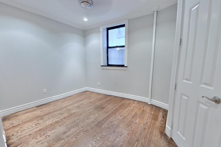326 E 35th St in New York, NY - Building Photo