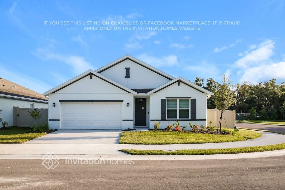 8009 Majestic Palms Ct in Venice, FL - Building Photo