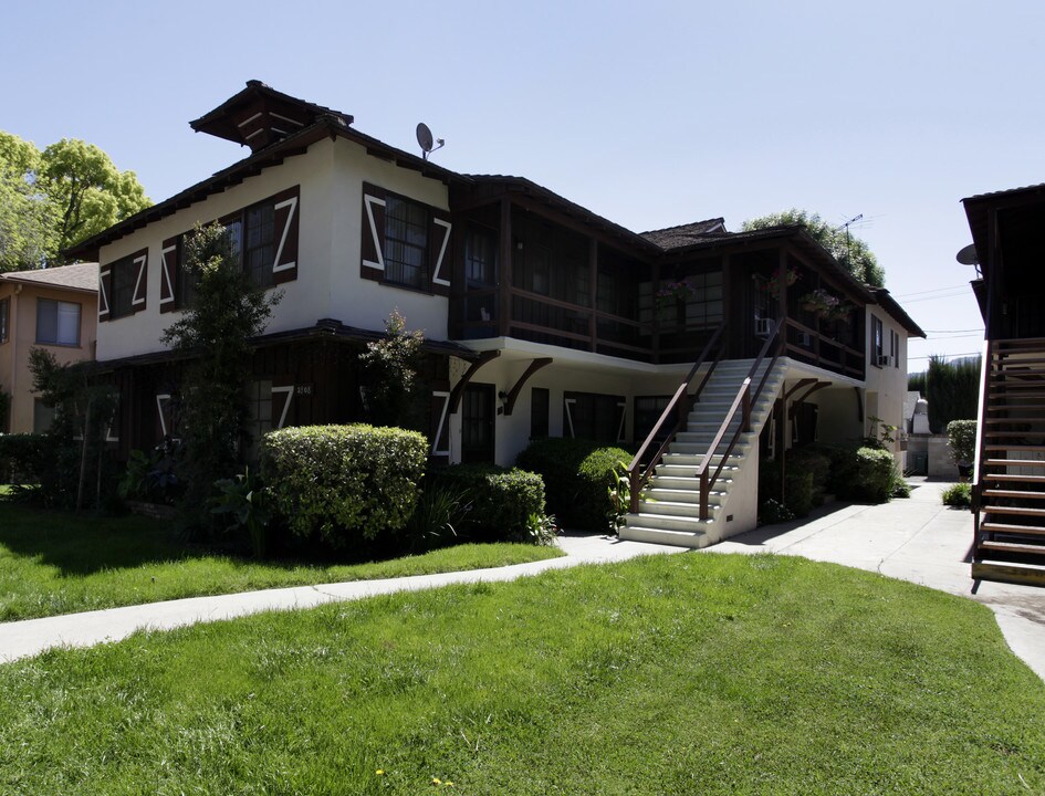 2808 W Clark Ave in Burbank, CA - Building Photo