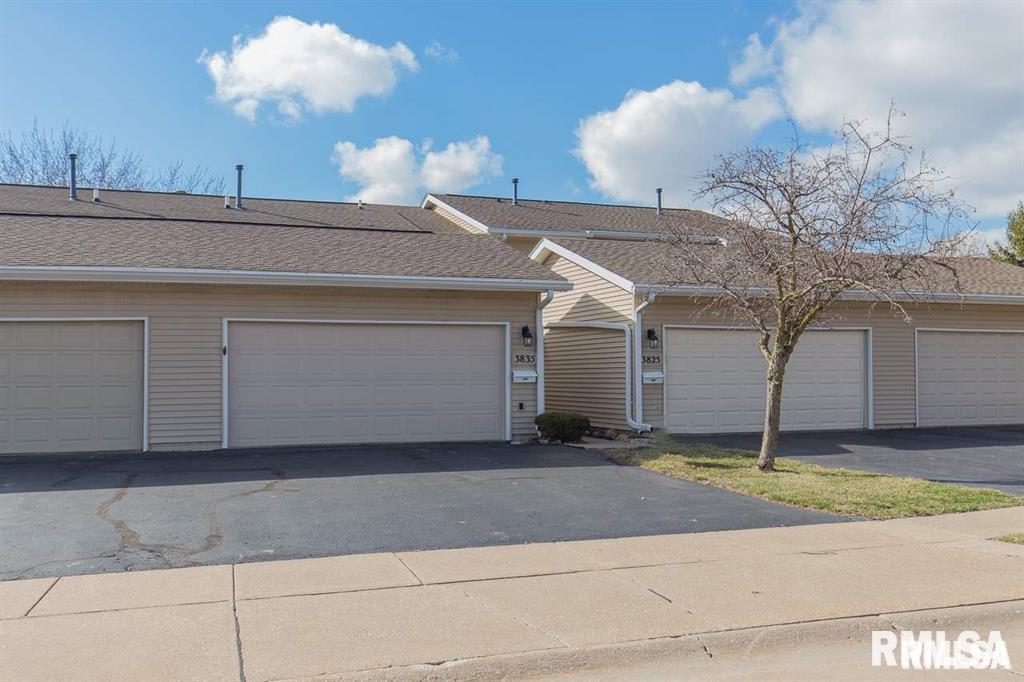3835 Prairie Ln in Bettendorf, IA - Building Photo