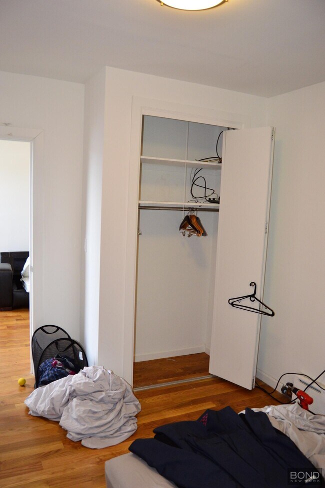 31-43-43 Steinway St in Queens, NY - Building Photo - Building Photo