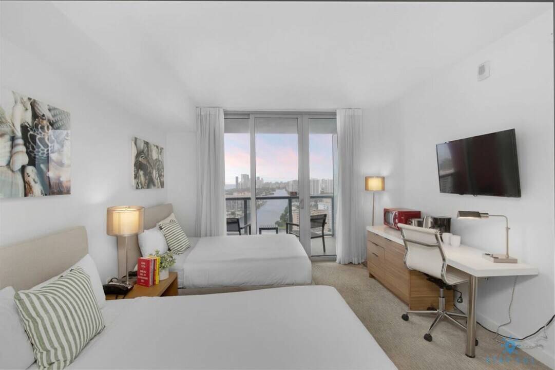 2602 E Hallandale Beach Blvd in Hallandale Beach, FL - Foto de edificio