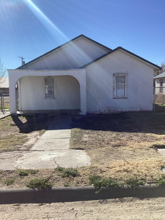 1009 W 14th Ln in Portales, NM - Building Photo