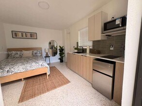 2442 SW 3rd St in Miami, FL - Foto de edificio - Building Photo