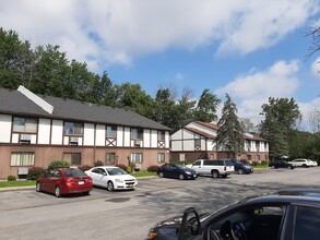 Creekwood Apartments in Farmington, NY - Foto de edificio - Primary Photo