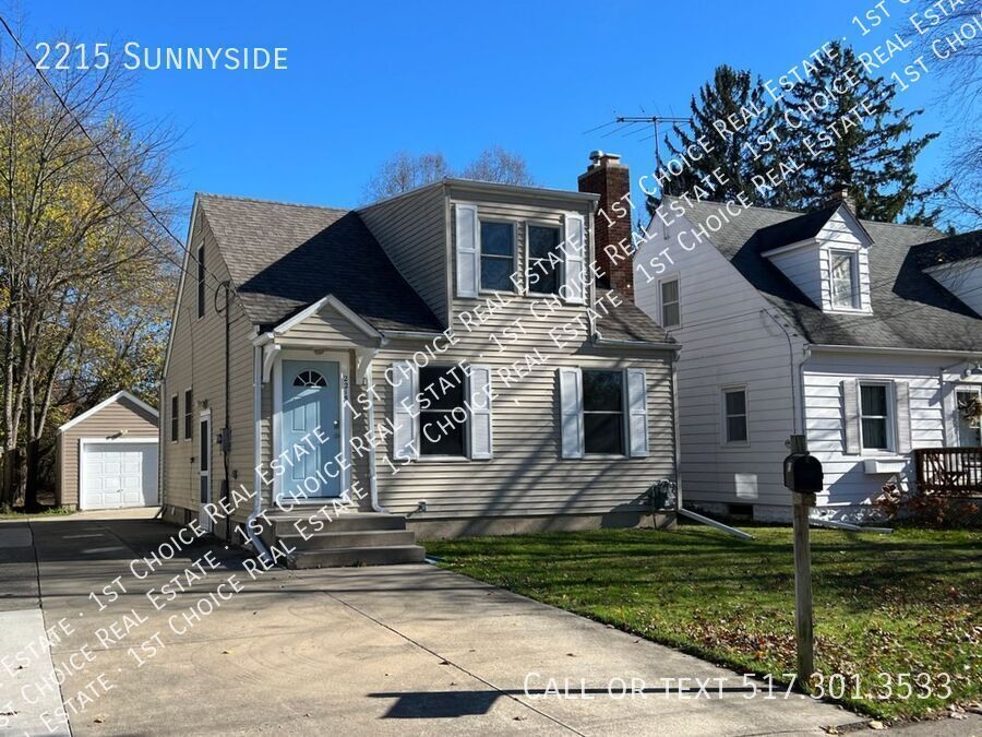 2215 Sunnyside Ave in Lansing, MI - Building Photo
