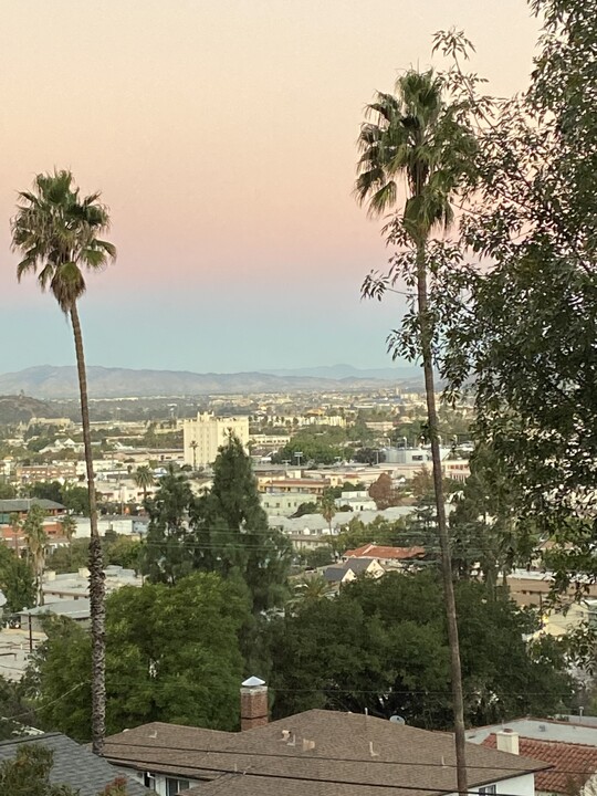 612 Alta Vista Dr in Glendale, CA - Foto de edificio