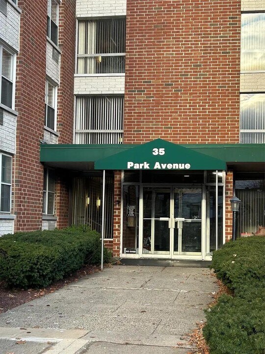 35 Park Ave in Suffern, NY - Building Photo