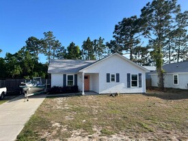 104 Monroe Ct in Port St. Joe, FL - Building Photo