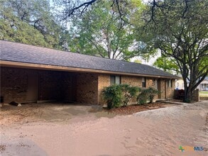 624 E Elm St in Seguin, TX - Building Photo - Building Photo