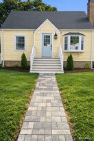 74 Oldfield Dr in Fairfield, CT - Building Photo