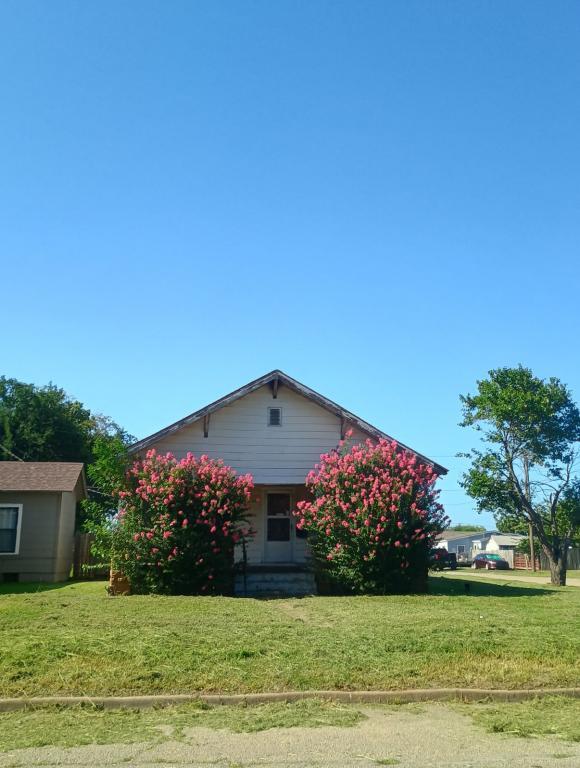 846 E Maple St in Cushing, OK - Foto de edificio - Building Photo
