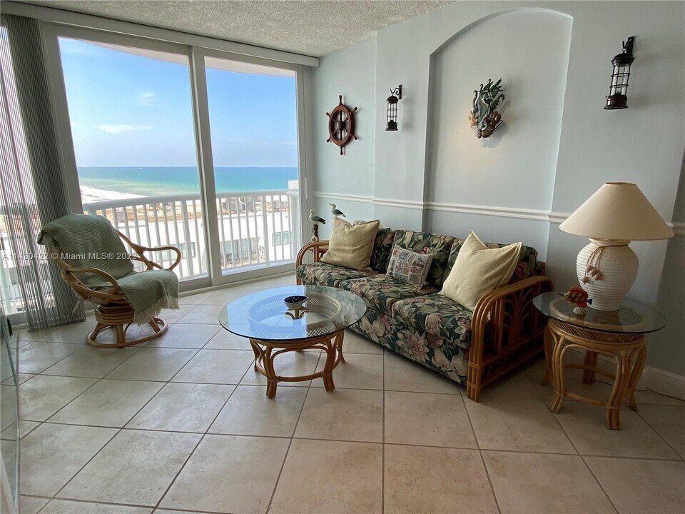 5401 Collins Ave, Unit 809 in Miami, FL - Foto de edificio