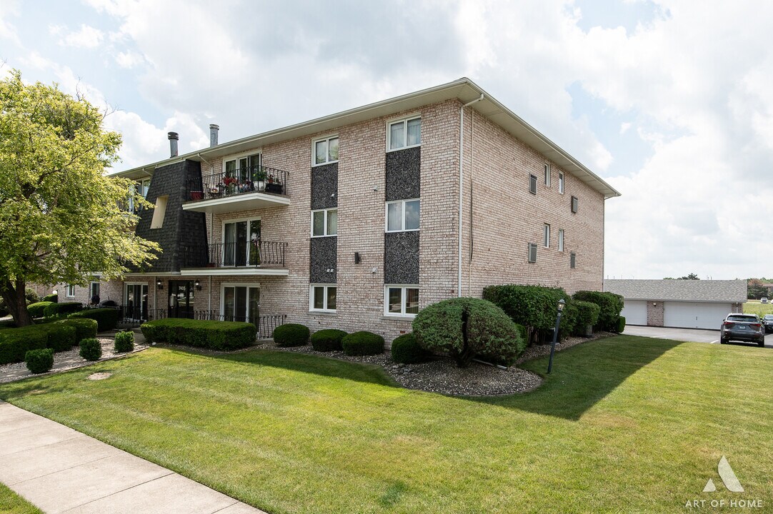 7405 Tiffany Dr in Orland Park, IL - Building Photo