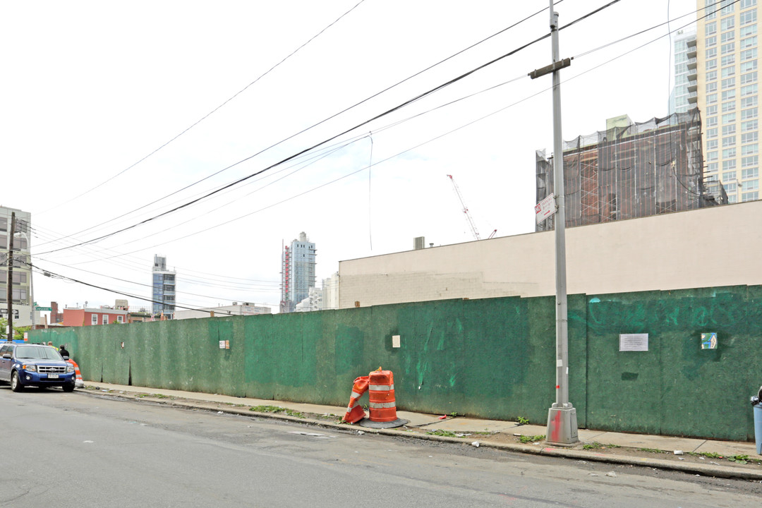 Arcadia LIC in Long Island City, NY - Building Photo