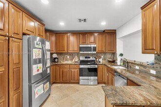 2424 NE 18th Ave in Wilton Manors, FL - Building Photo - Building Photo