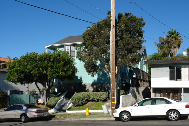 166-178 Walnut Ave in Carlsbad, CA - Building Photo - Building Photo