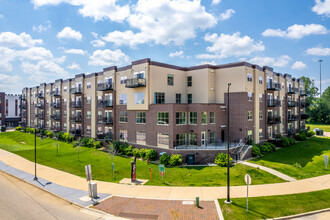 The Grand Crossing in Waterloo, IA - Foto de edificio - Building Photo