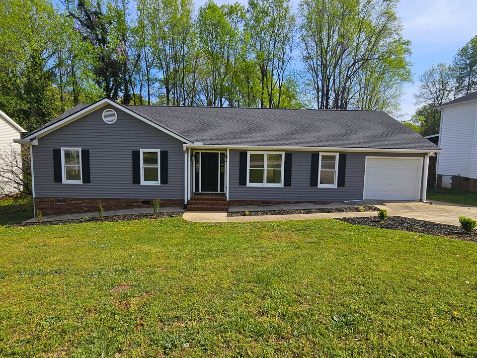 122 Canebrake Dr in Greer, SC - Building Photo
