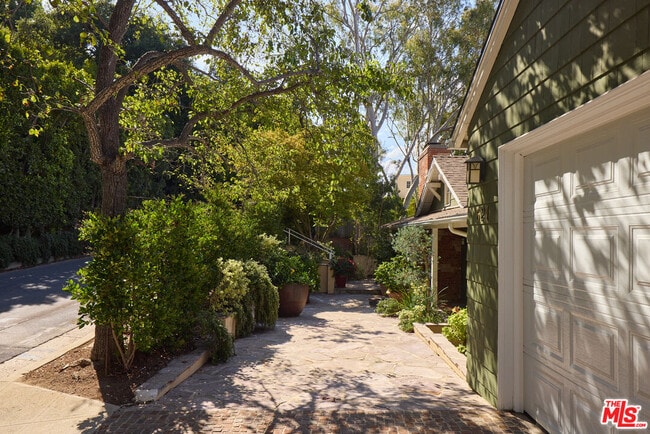 621 N Saltair Ave in Los Angeles, CA - Building Photo - Building Photo