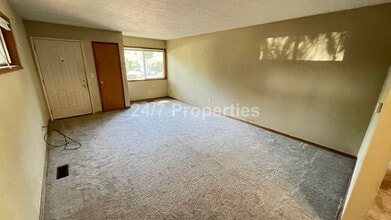 1130 SE Roberts Ave in Gresham, OR - Building Photo - Building Photo