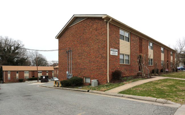 University Hill Apartments in Greensboro, NC - Foto de edificio - Building Photo