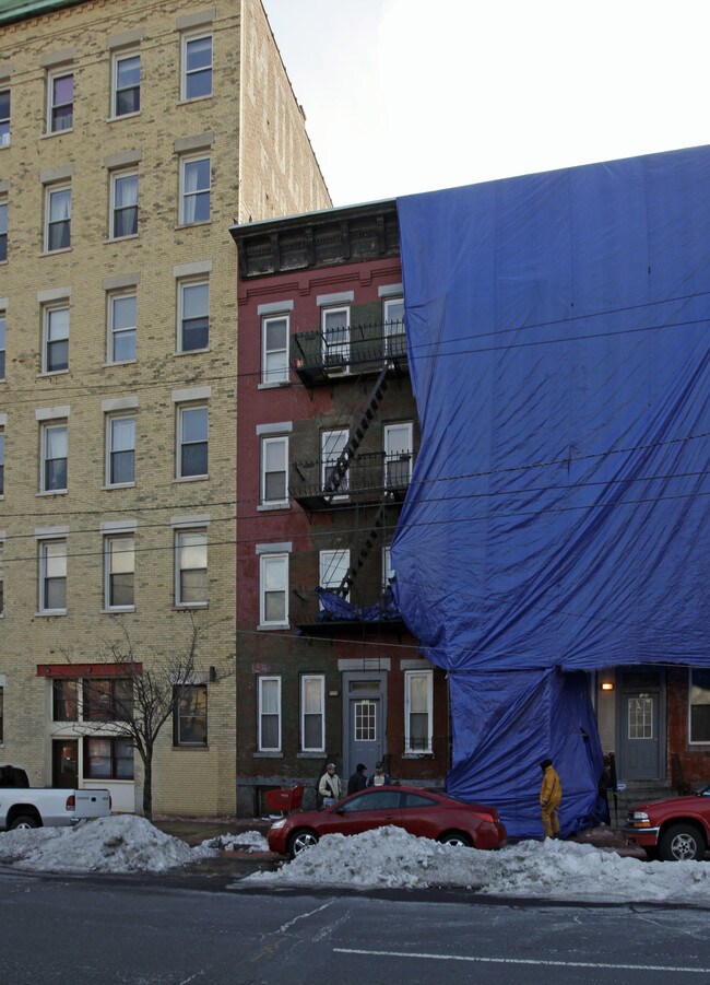 151 Christopher Columbus Dr in Jersey City, NJ - Foto de edificio - Building Photo