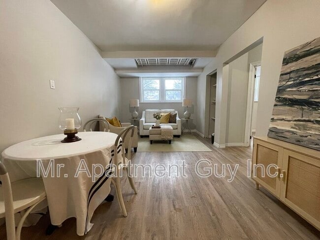 2 Balsam Ave S in Hamilton, ON - Building Photo - Building Photo