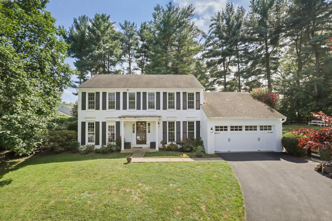 892 Van Dusen Ct in Great Falls, VA - Building Photo