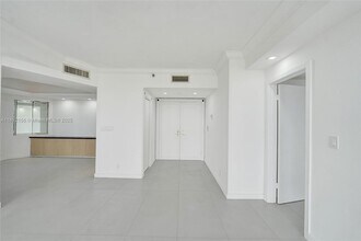 20281 E Country Club Dr in Aventura, FL - Building Photo - Building Photo
