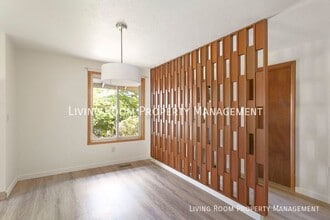 9809 SW 49th Ave in Portland, OR - Building Photo - Building Photo